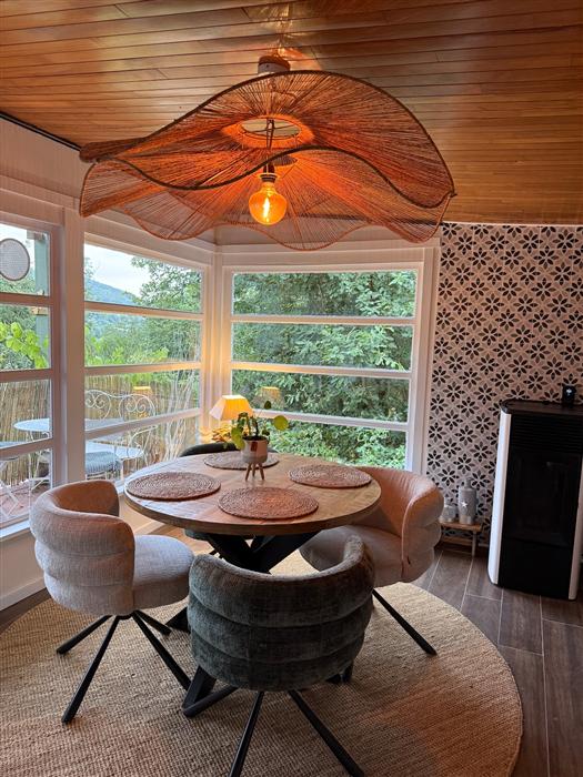Salle à manger, vue sur la nature et la terrasse