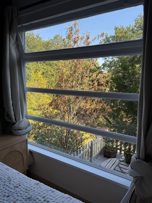 Vue sur la terrasse suspendue depuis la chambre