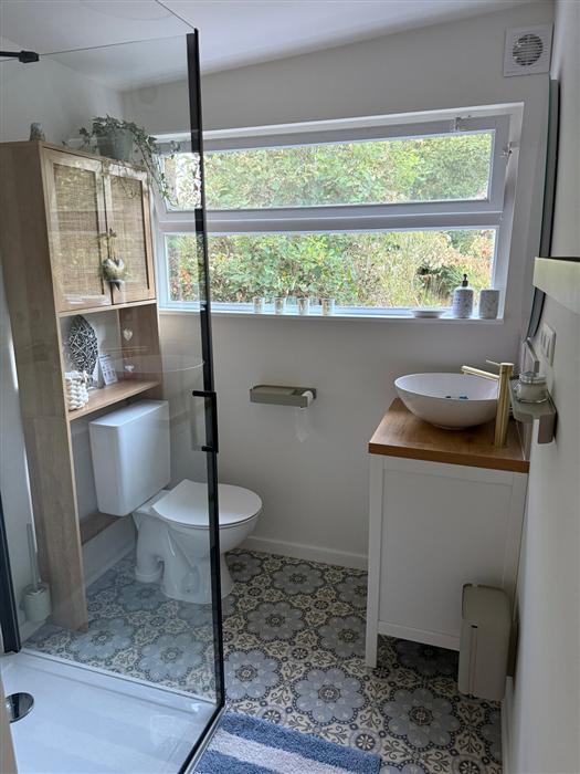 Salle de douche moderne et confortable