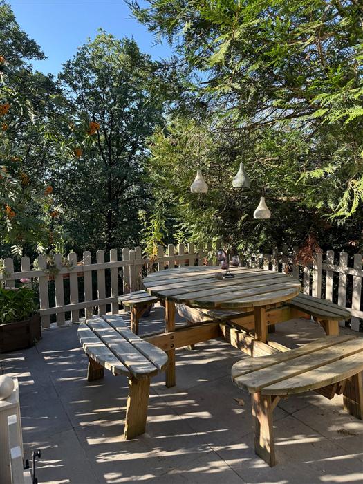Grande terrasse suspendue pour des moments conviviaux